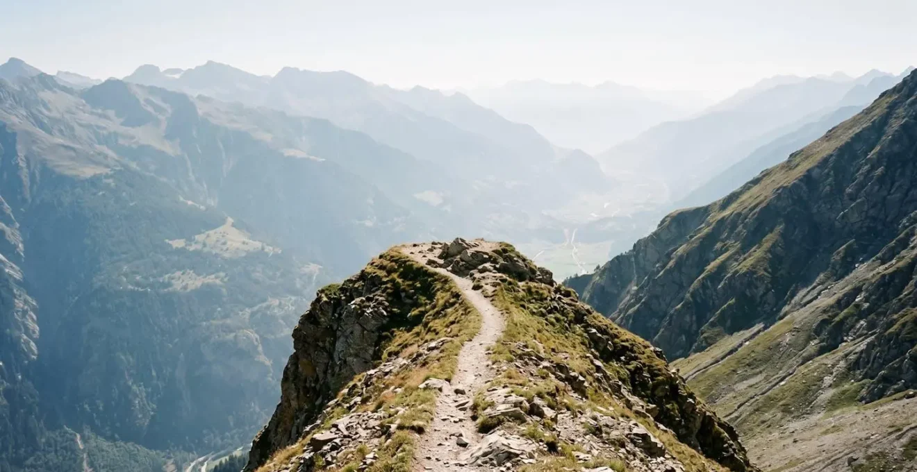 Schmaler exponierter Bergsteig entlang eines steilen Grats mit dramatischer Tiefe