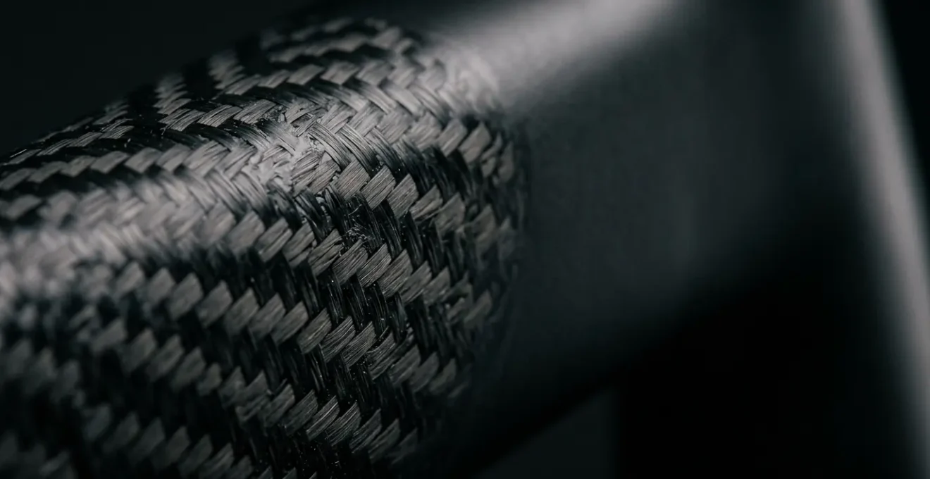 Nahaufnahme eines Carbon-Fahrradrahmens mit detaillierter Struktur nach Sturz