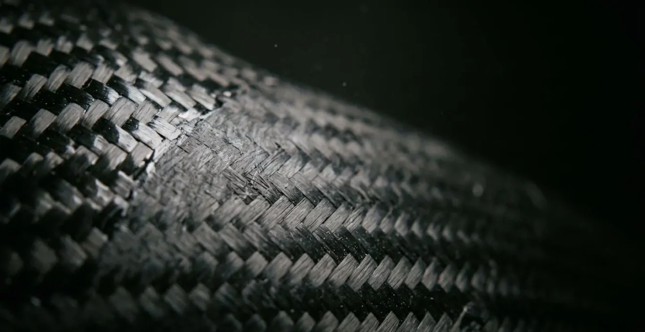 Detailaufnahme der Klopftest-Methode an einem Carbon-Fahrradrahmen