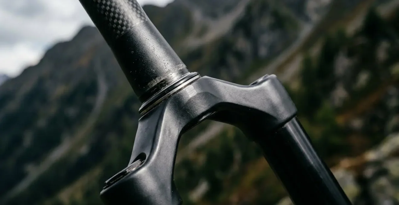 Detailansicht einer Mountainbike-Gabel mit flachem Lenkwinkel auf steilem Gelaende