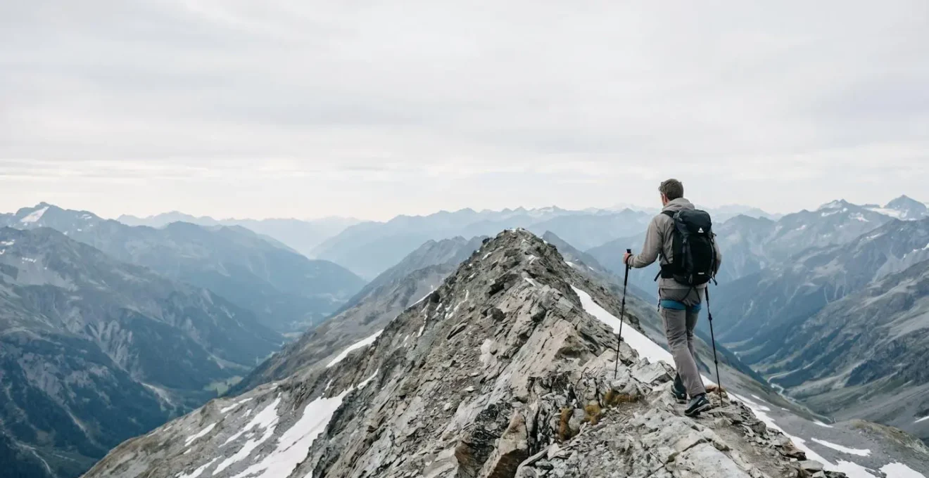 Bergsteiger auf schmalem Grat mit fokussiertem Blick nach vorne statt in die Tiefe