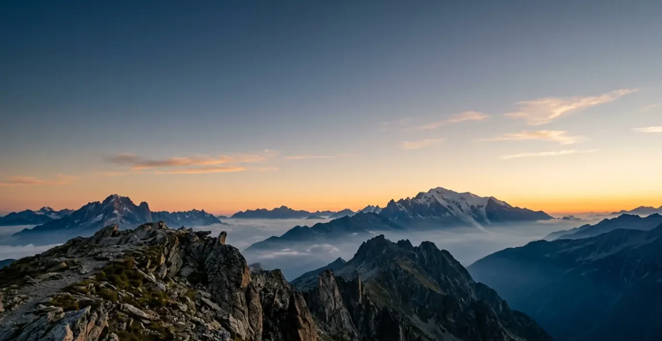 Spektakulärer Sonnenaufgang über einsamen Alpengipfeln mit dramatischen Wolkenformationen und goldenem Morgenlicht