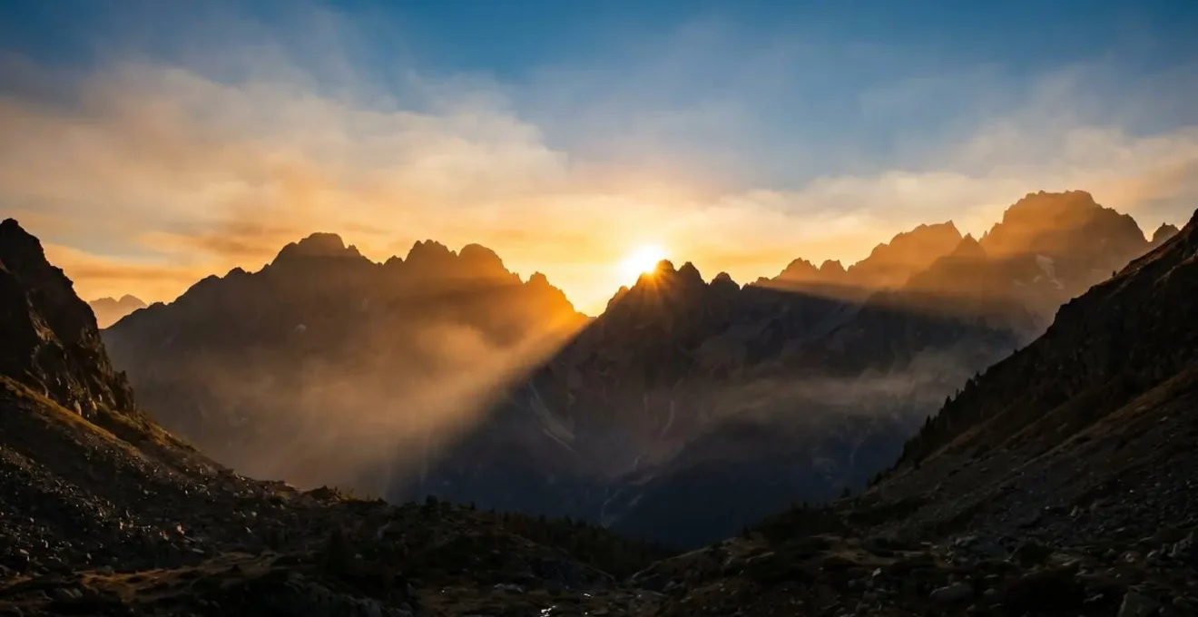 Sonnenstand hinter Bergkamm im Oktober mit Schattenberechnung für Tourenplanung